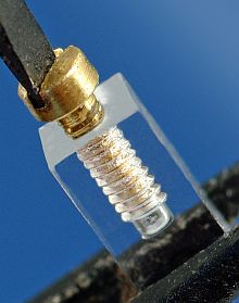 Mit großer Präzision fertigen wir 3D Teile aus Quarzglas für Sie M1 Messingschraube in Quarzglas